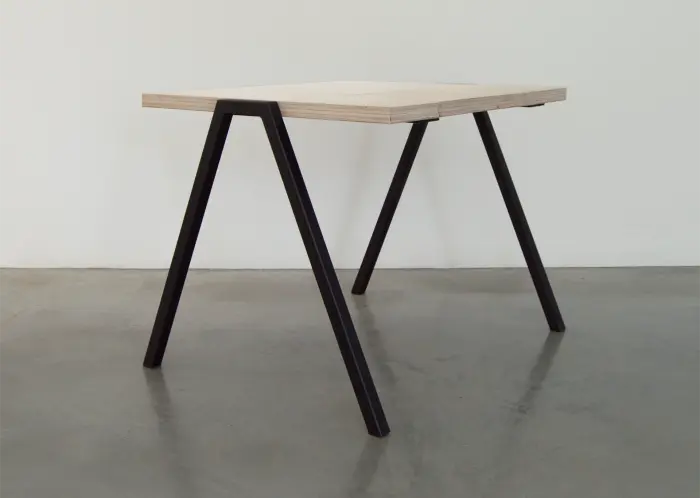 detalle de las patas fabricadas con tubos de acero plano cortados y soldado