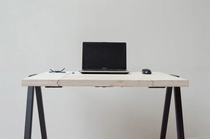 el columpio se integra en el mueble aparentando ser una mesa normal