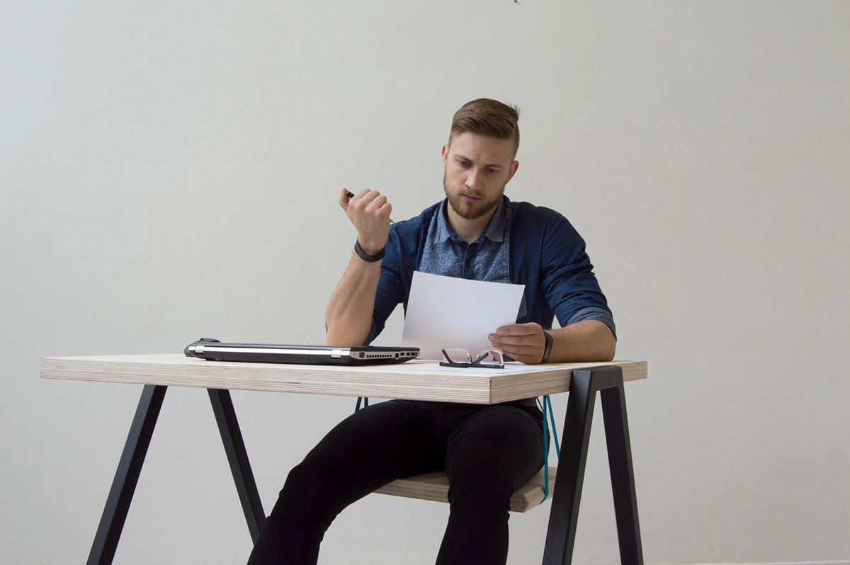 escritorio weel, la mesa de trabajo alternativa con un columpio