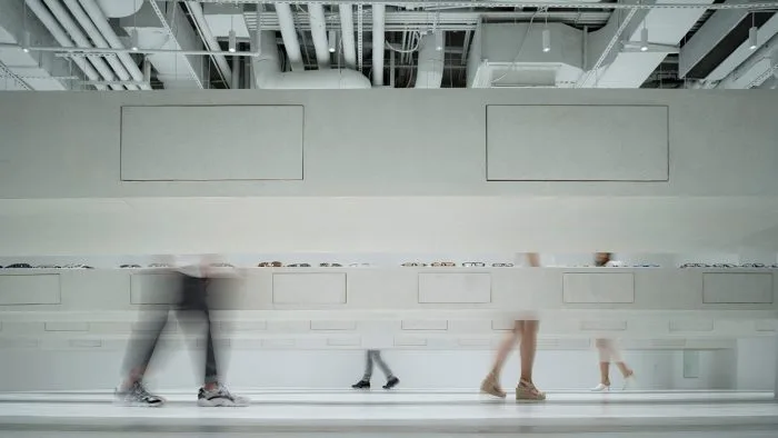 vista de las mesas en voladizo de la tienda Jins