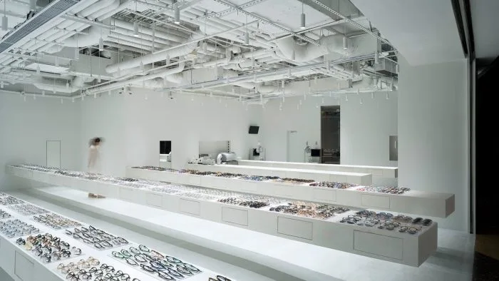 detalle de las 5 mesas en voladizo de la tienda de gafas