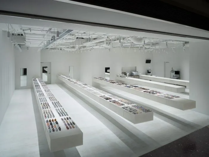 detalle del techo donde se ven las instalaciones de aire acondicionado, electricidad, etc