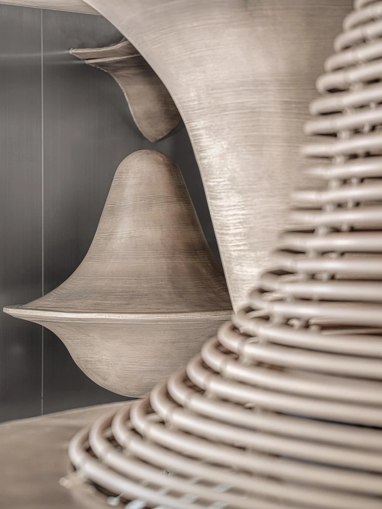 Contraste entre el acero inoxidable y la calidez de los laminados de madera