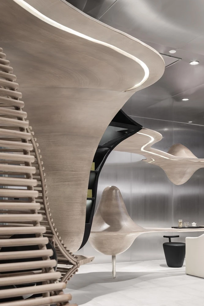 las montañas se funden con las nubes recreando en los paneles el efecto de la niebla