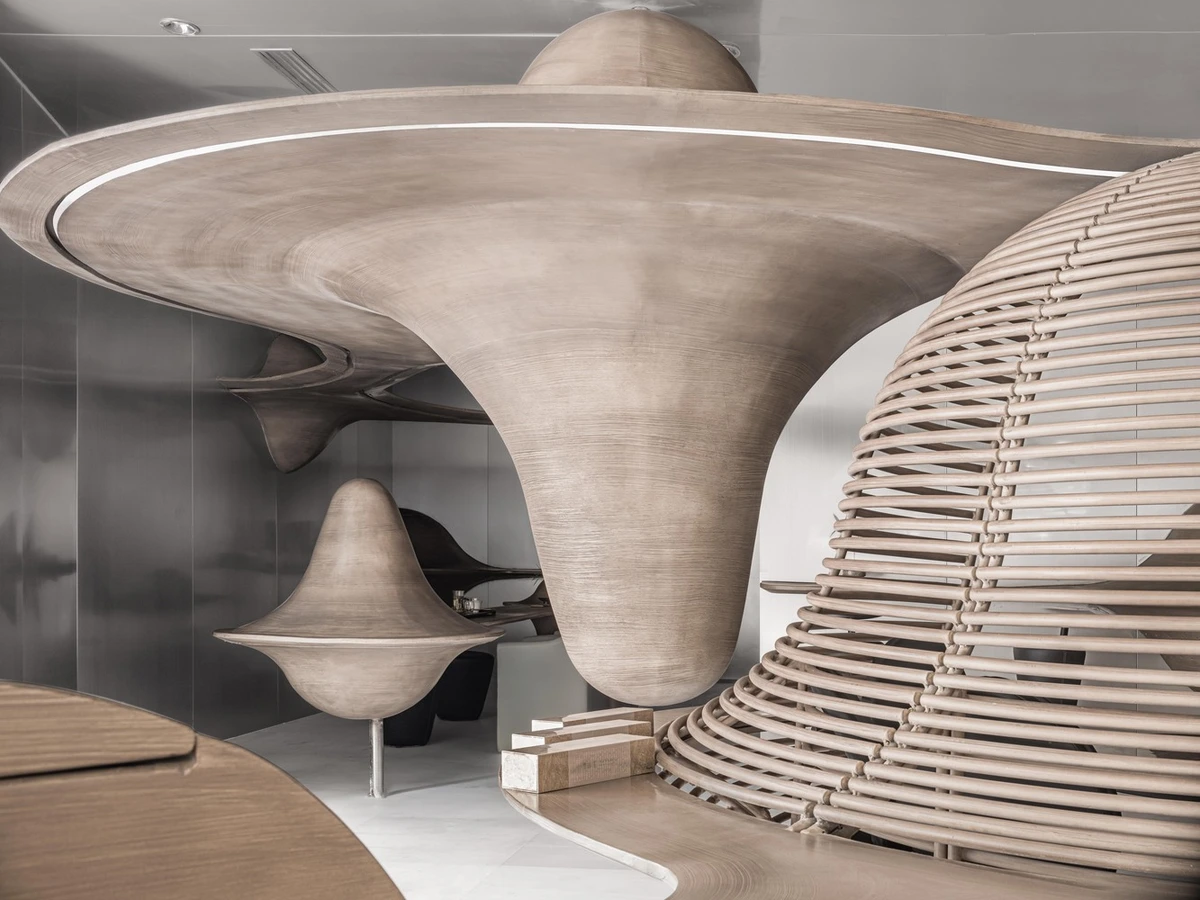 materiales como el acero inoxidable y la madera presentes en el diseño de la tienda de te