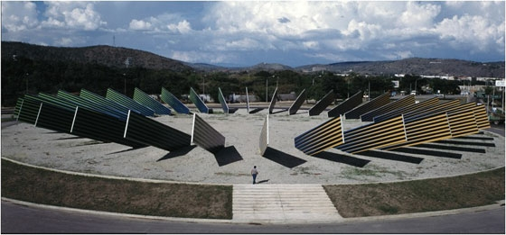 obra Homenaje al sol una cromoestructura radial de 80 metros de diámetro