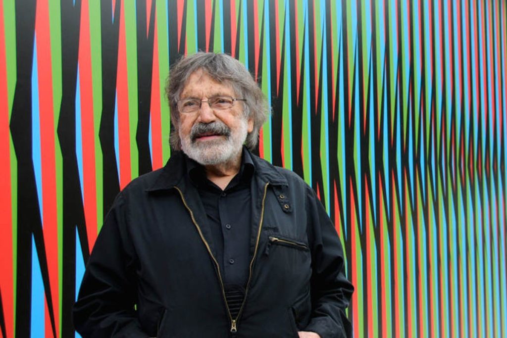 fotografía de Carlos Cruz-Diez en una de sus obras