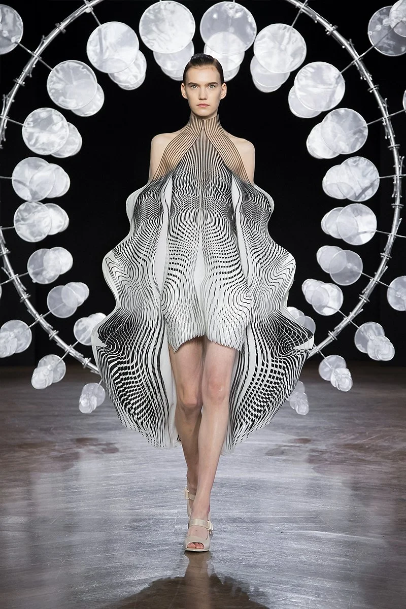 vestido inspirado en las esculturas cinéticas del artista Anthony Howe