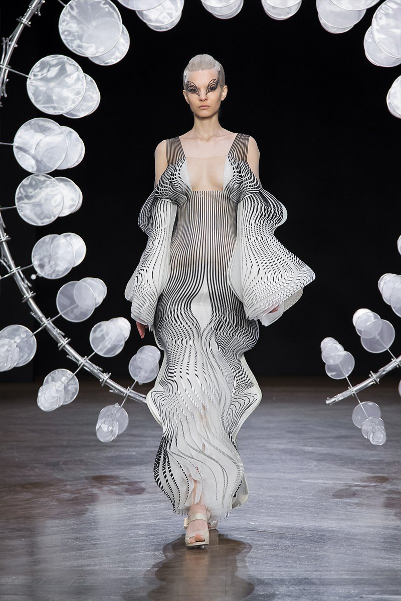 vestido inspirado en las esculturas cinéticas del artista norteamericano Anthony Howe