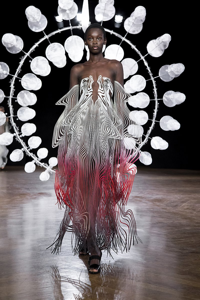 detalle del vestido de iris van herpens combina patrones tradicionales con innovacion