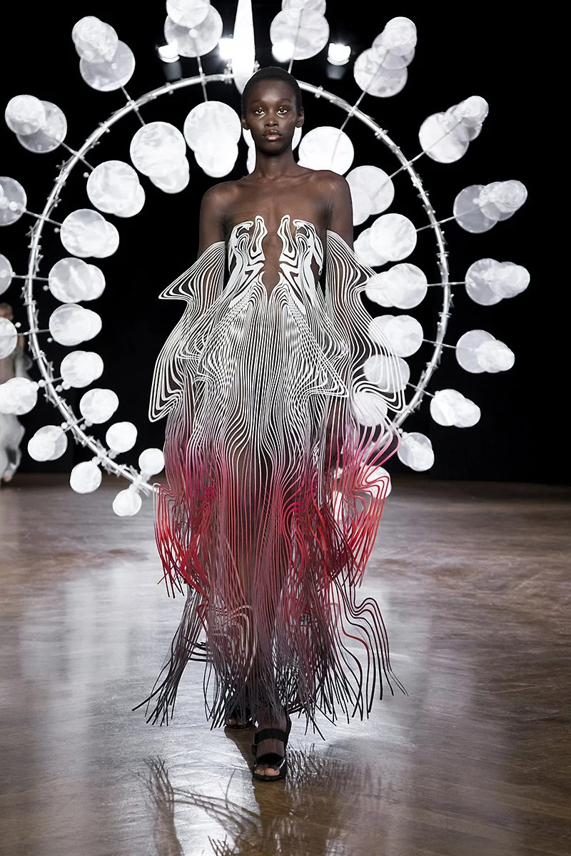 Iris van Herpen vuelve a cautivarnos con su alta costura tecnológica