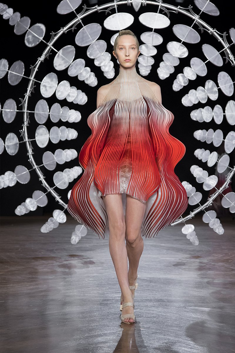 detalle del vestido de ondas impreso en 3d de iris van herpen sobre pasarela