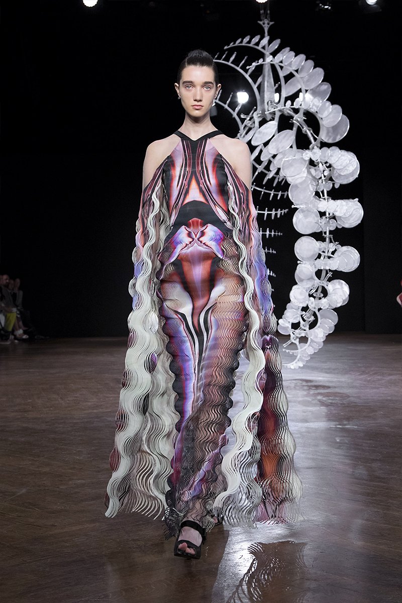 modelo en el desfile de iris van herpen con uno de sus vestidos