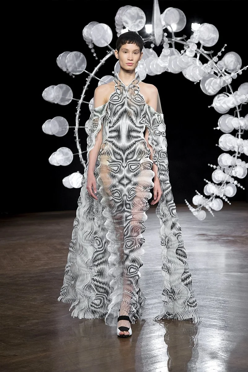 detalle del vestido impreso en 3d de iris van herpen sobre pasarela