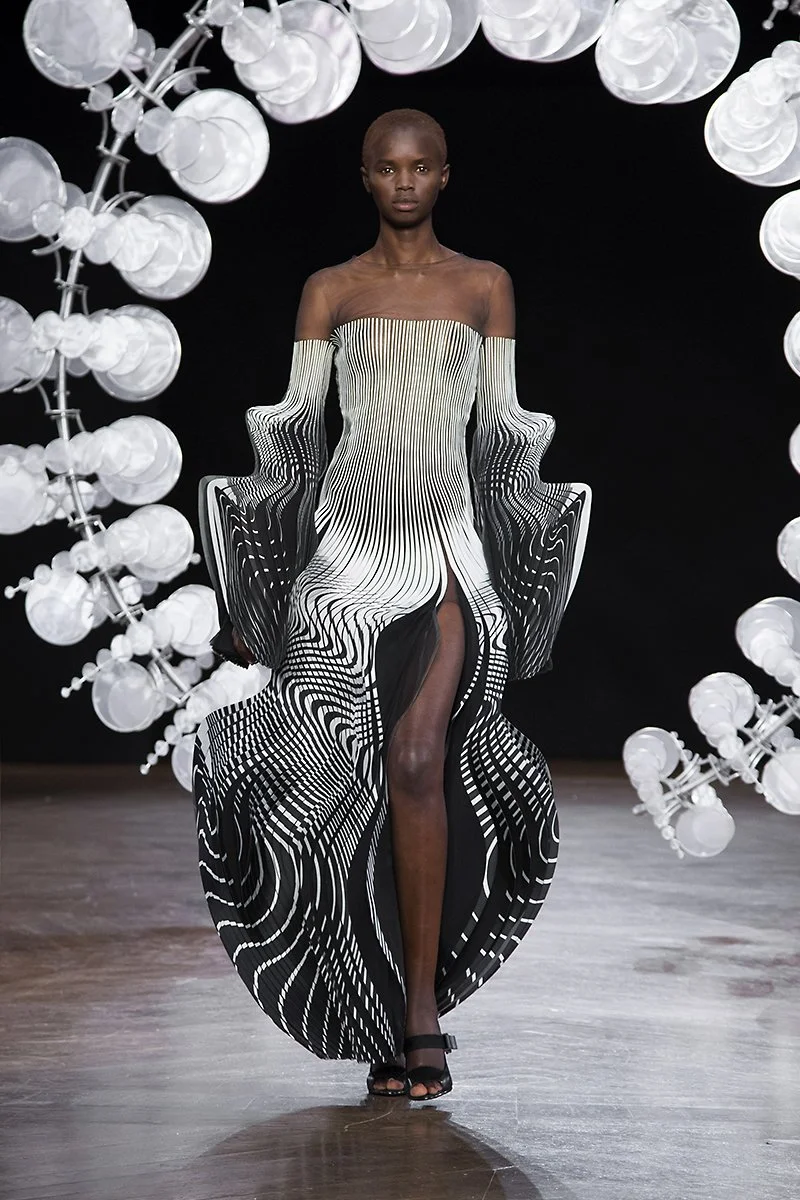 detalle del vestido de iris van herpen impreso en 3d en pasarela