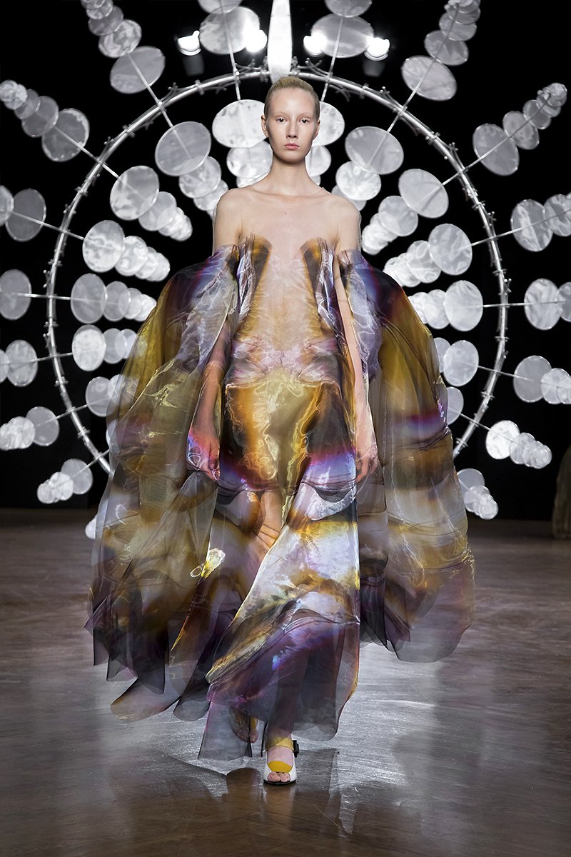 detalle del vestido Suminagashi de seda teñida