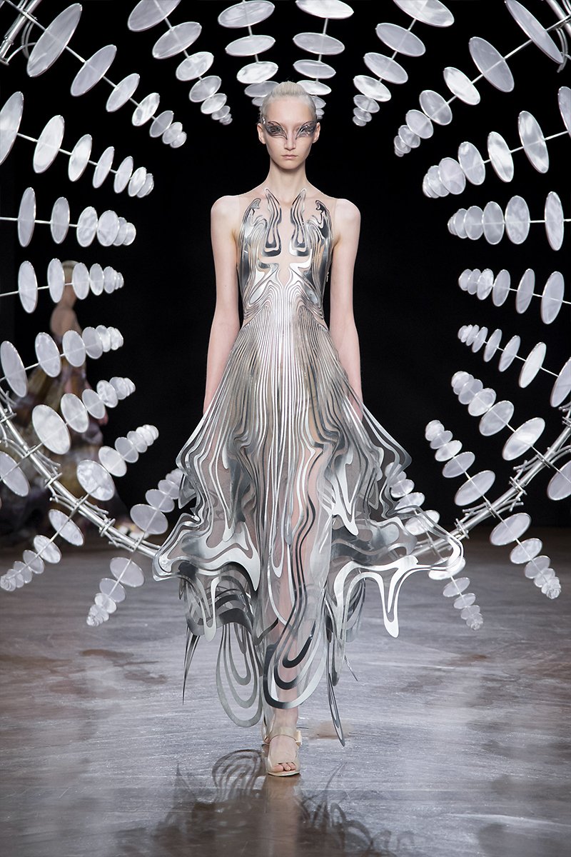 detalle del vestido de iris van herpen mezcla armoniosa de diseño digital y alta costura