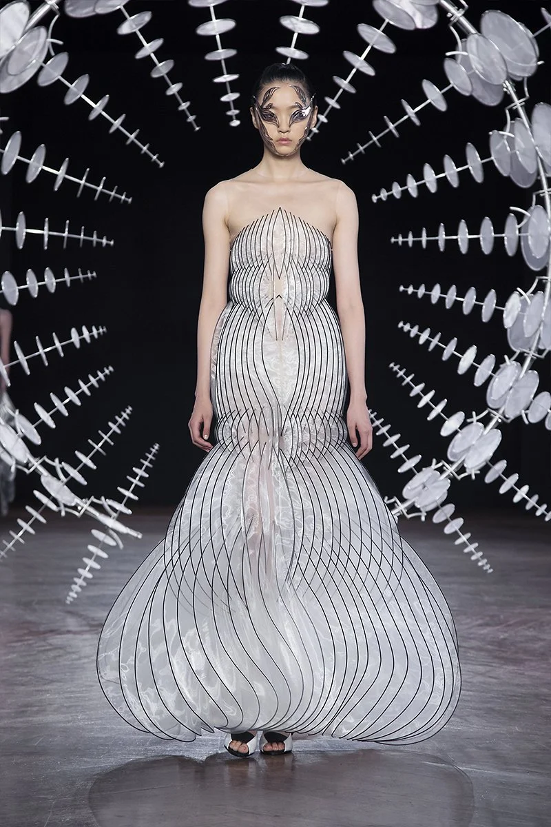 diseño de iris van herpen que es una reinterpretación del efecto moaré de las sedas