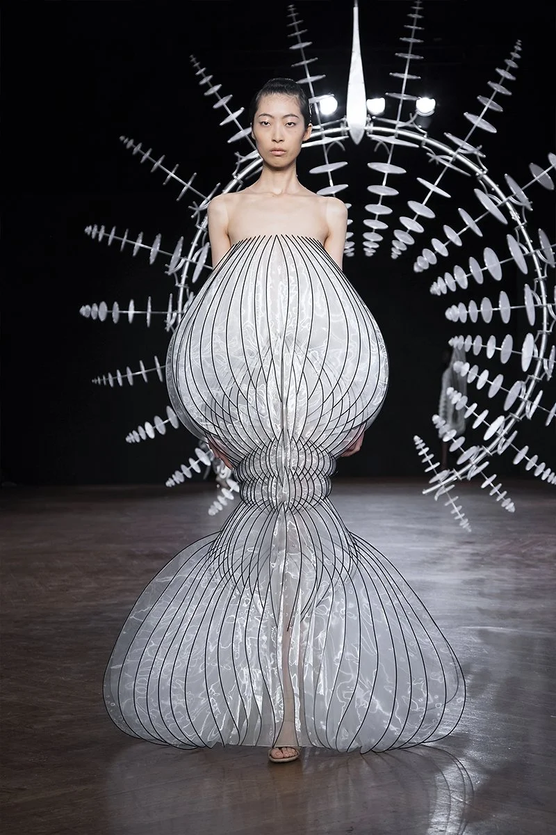 detalle del vestido mezcla armoniosa de diseño digital y alta costura de iris van herpen