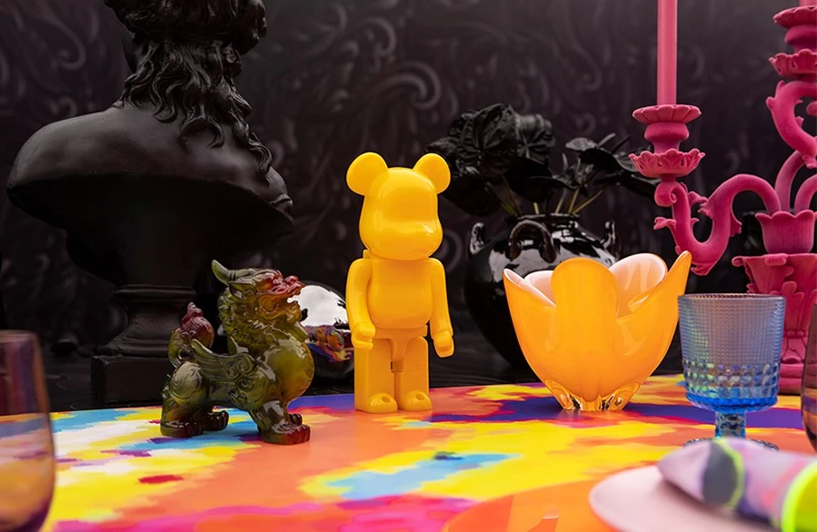 figuritas pintadas en colores vivos para la decoración de la mesa