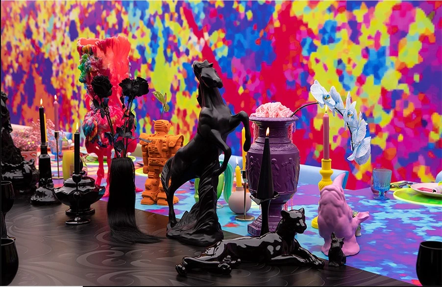 mitad de la mesa decorada en negro y mitad en colores vivos