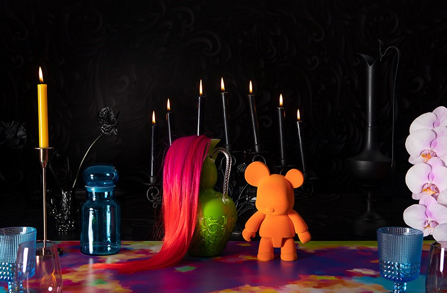 figuras pintadas en colores vivos sobre la mesa 