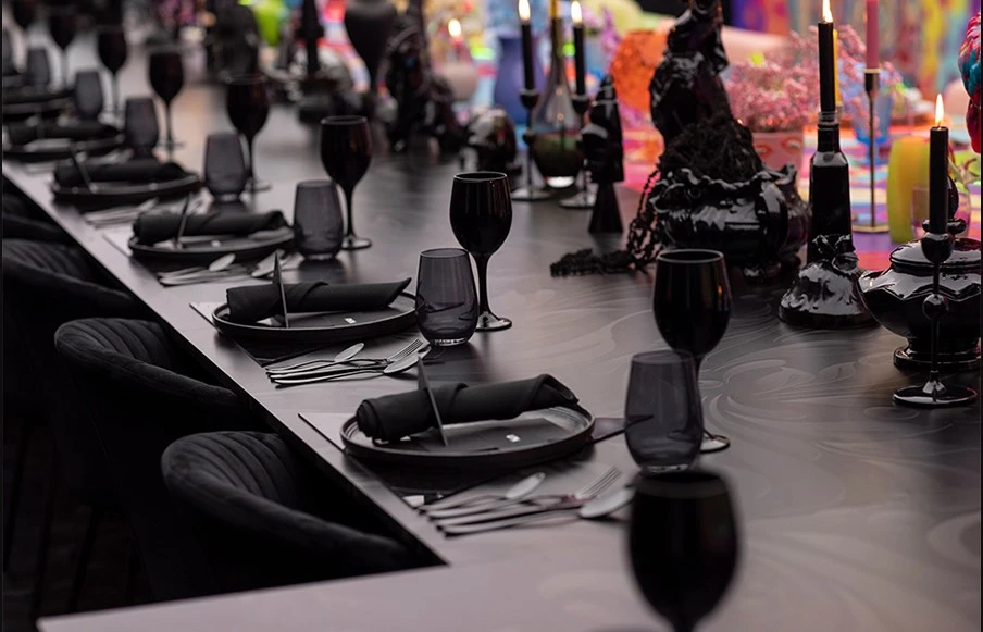 detalle de la parte de la mesa decorada en en negro por dinaca