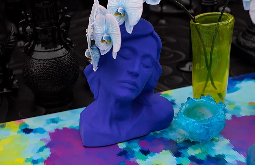 figura pintada en colores vivos