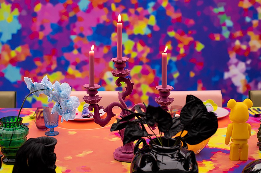 candelabros y flores en colores vivos