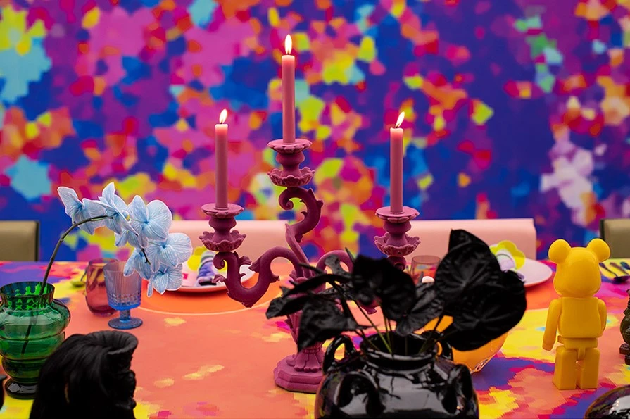 candelabros y flores en colores vivos