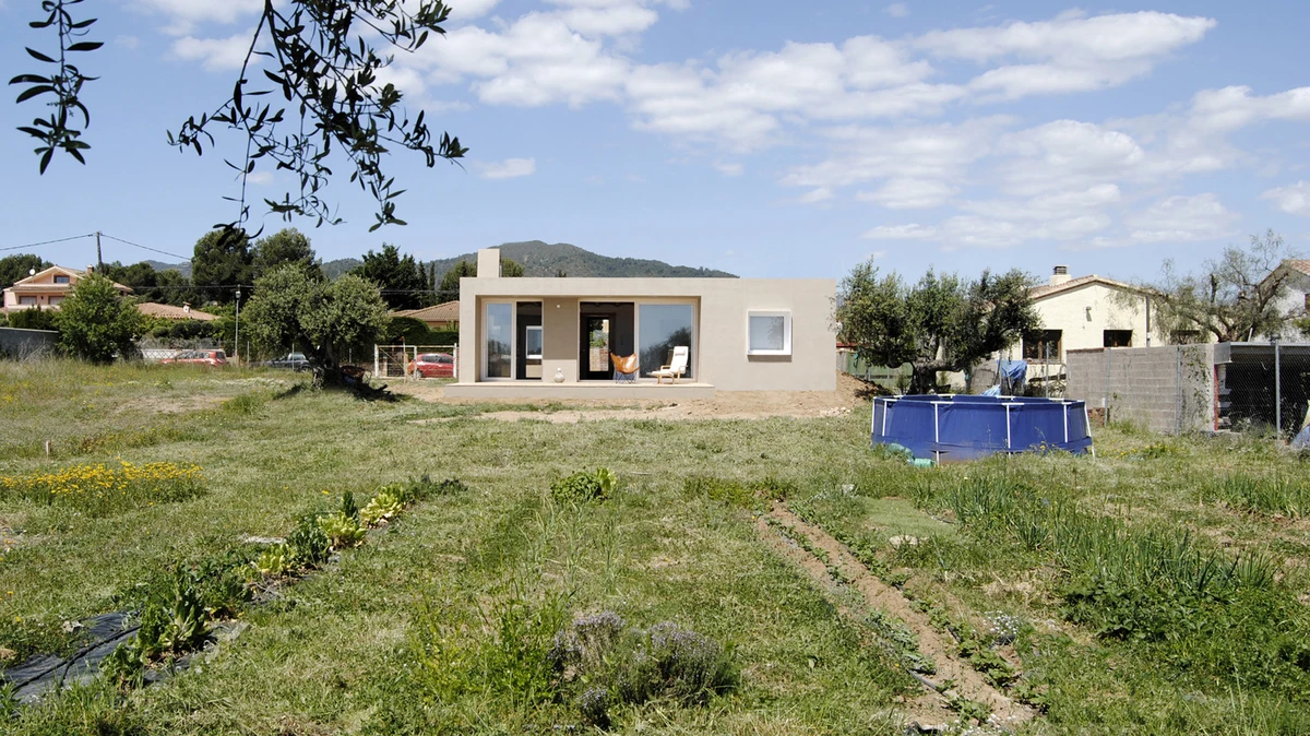 Una casa rural elástica y versátil junto a la sierra de Tarragona