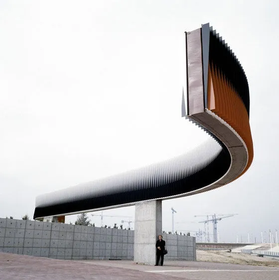 vista general de la macroescultura Fisicromía para Madrid del Parque Ferial Juan Carlos I.