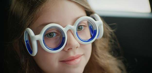 detalle del liquido azul dentro de las gafas antimareo