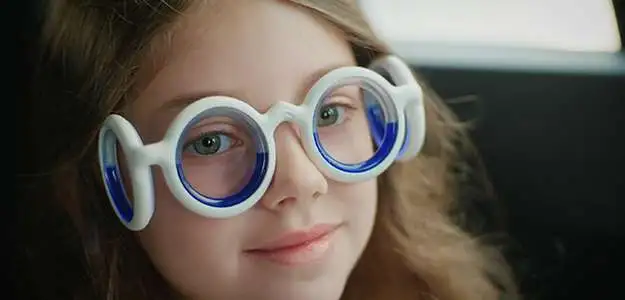 detalle del liquido azul dentro de las gafas antimareo