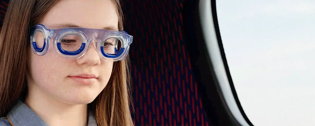 detalle del liquido azul en las nuevas gafas antimareo