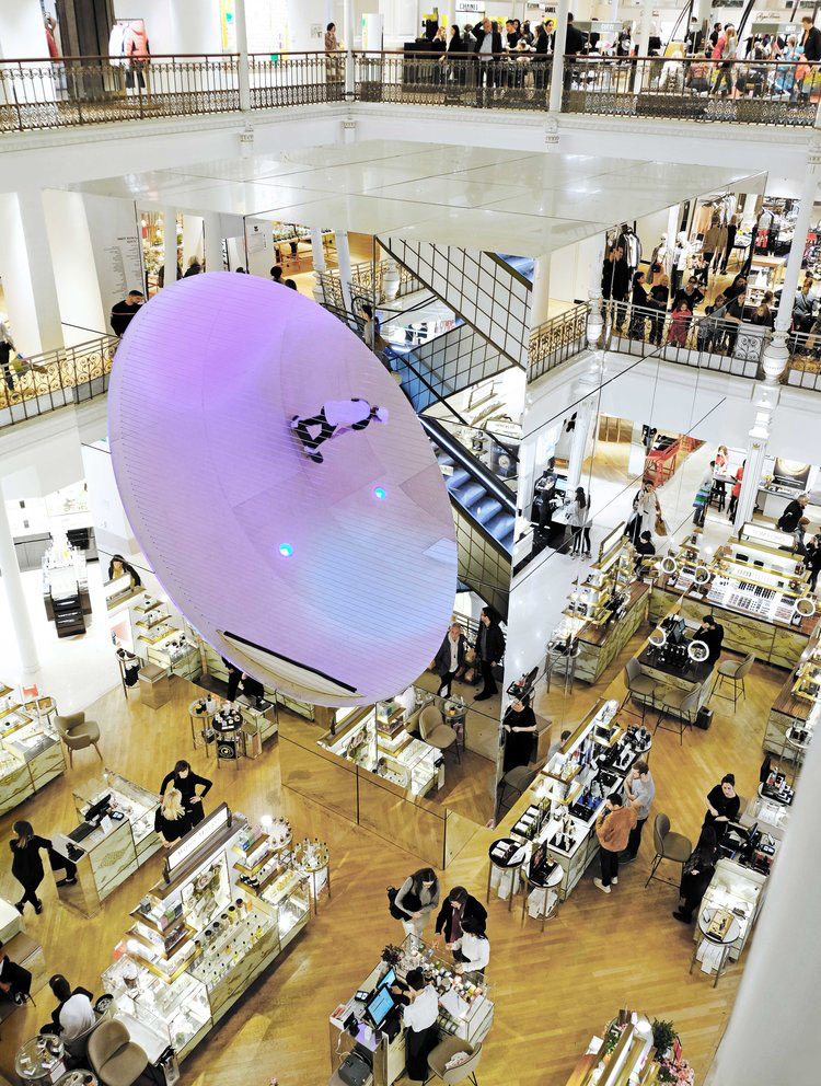 vista general del centro comercial, sus escaleras y pasamanos de hierro