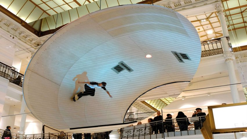 actuación de un patinador en la instalación le cube