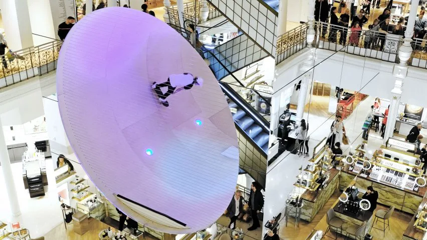 el skater profesional Scott Oster patinando dentro de le cube