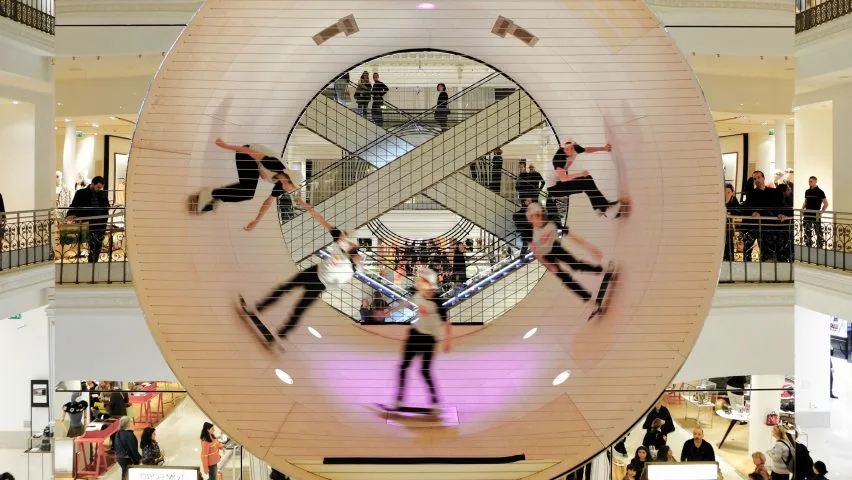 vista general del tubo de madera donde los skaters realizan sus acrobacias