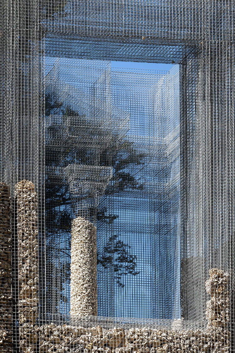 detalle de las piedras locales en la malla metalica de la instalacion