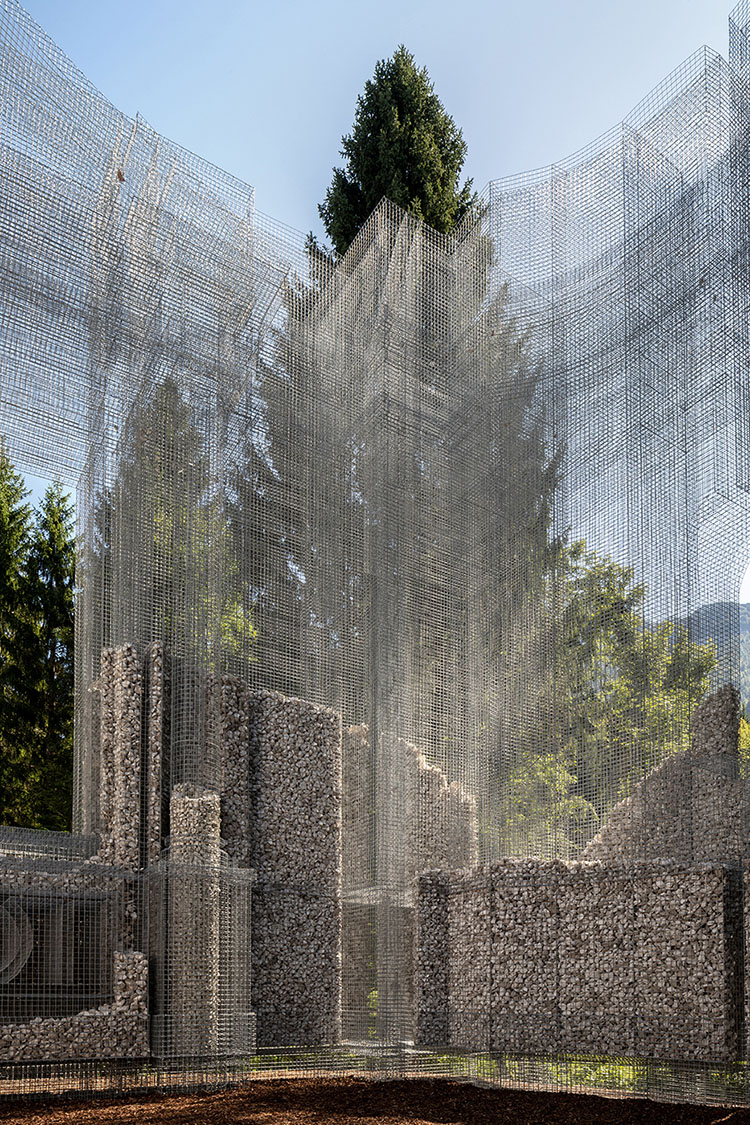 instalacion simbiosi de malla metalica y piedras vista desde el interior
