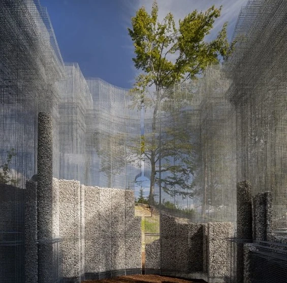 detalle de las ventanas en los muros metalicos de la instalacion simbiosi