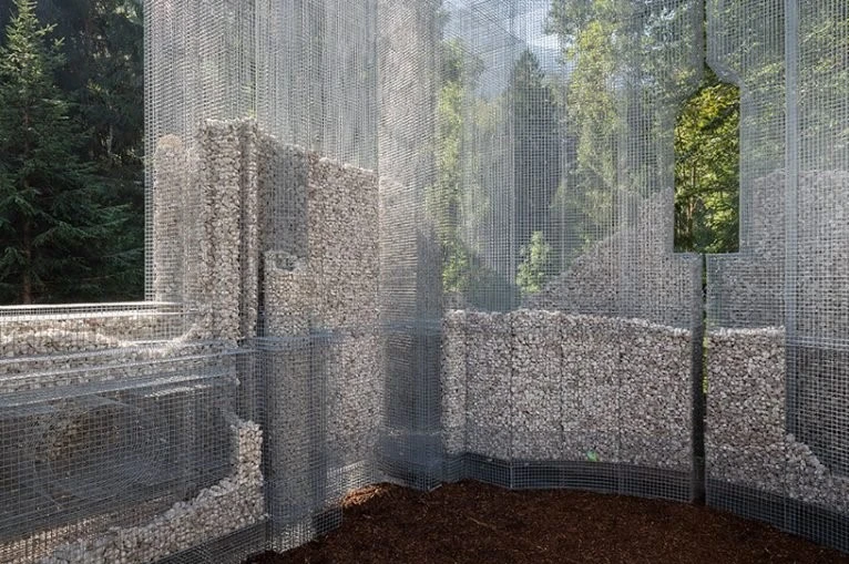 detalle de los muros de la instalacion simbiosi