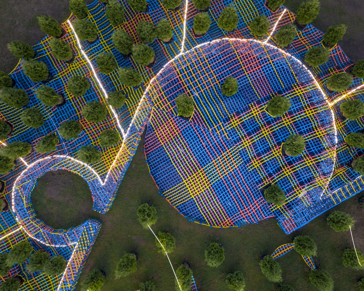 Una hamaca gigante inunda de color la ciudad de Columbus