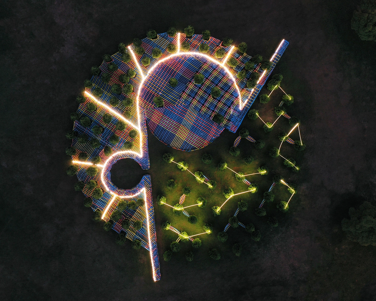 vista nocturna de la Instalación In the Hedge construida en Columbus, Indiana