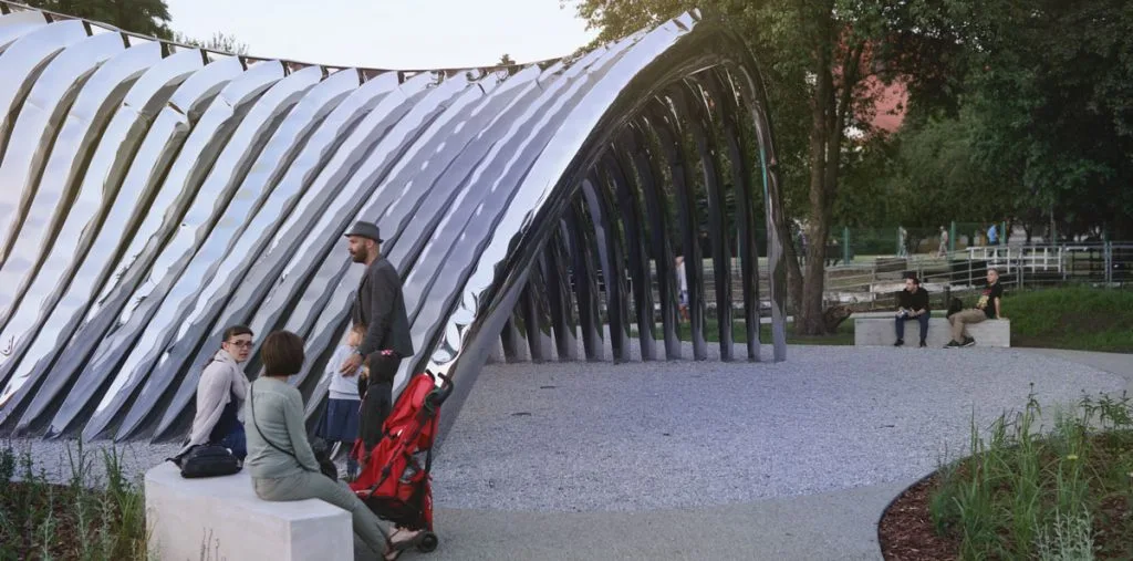 personas explorando la instalacion nawa