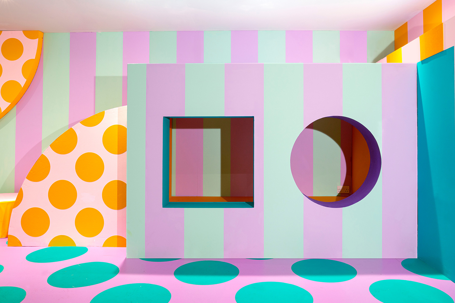 casa house of dots una instalacion de camile walala para lego