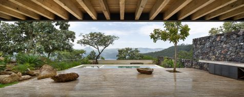 La Casa Tucán se fragmenta para fundirse con el paisaje mexicano