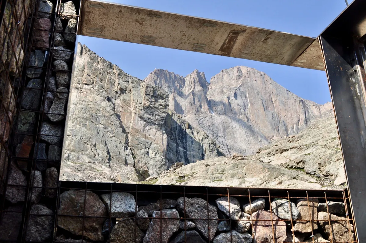 Longs Peak Privies: un ingenioso camuflaje de alta montaña
