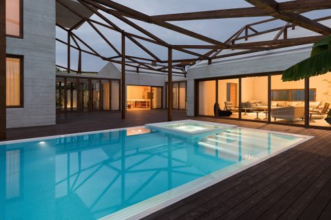 Villa Vanoosh: un paraíso vegetal nacido de la deconstrucción